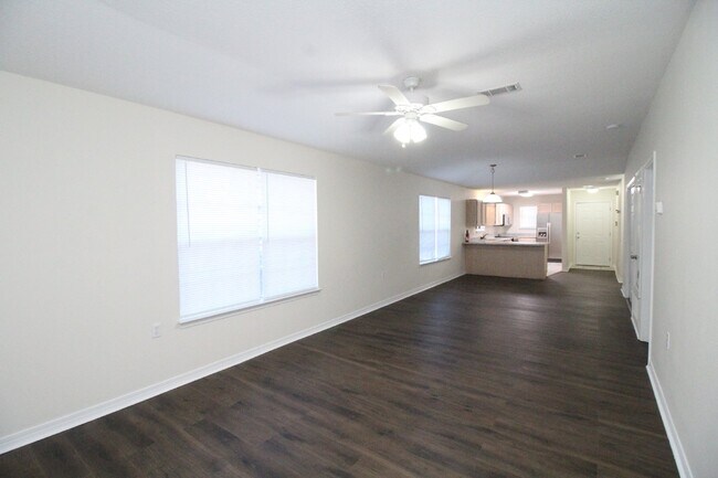 Foto del edificio - Charming End-Unit Townhome in Northeast Pensacola with Wood-Look Flooring, Updated Kitchen, Fence...