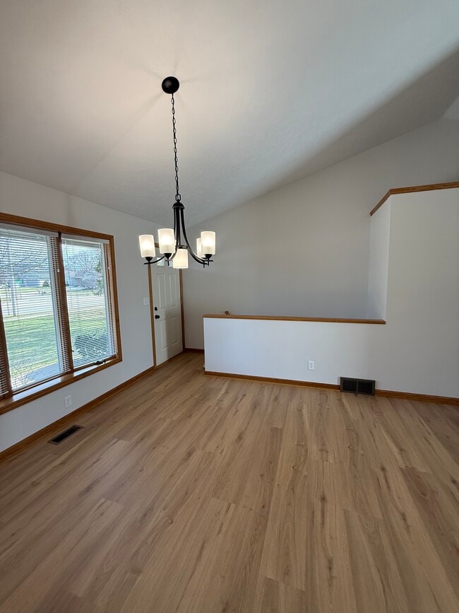 Building Photo - 8197 Cottonwood Dr