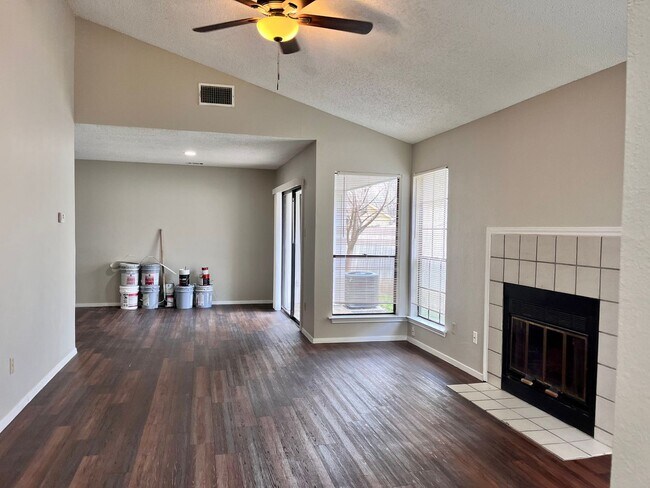 Building Photo - 3/2 Lease Near The Domain!