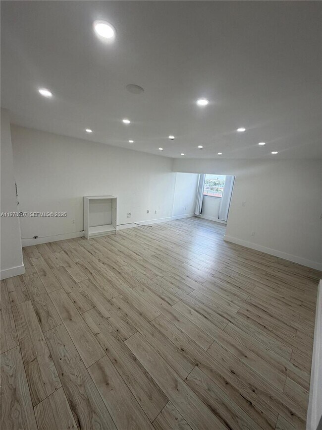 Building Photo - 750 NW 43rd Ave