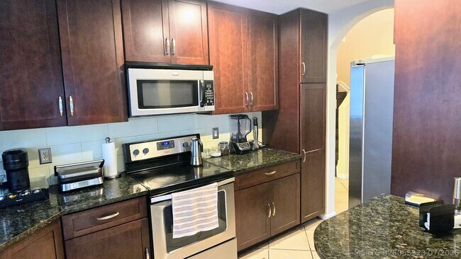 Foto del edificio - 6241 NW 74th Ct