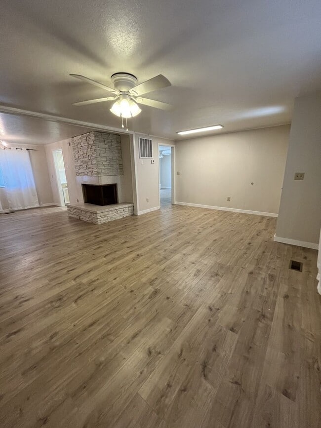 Building Photo - Beautiful Home in Mt Pleasant