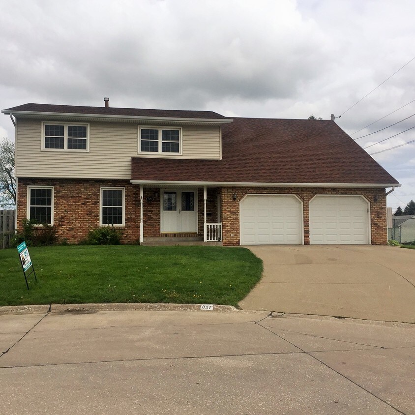 Primary Photo - 827 Oaklawn Ave