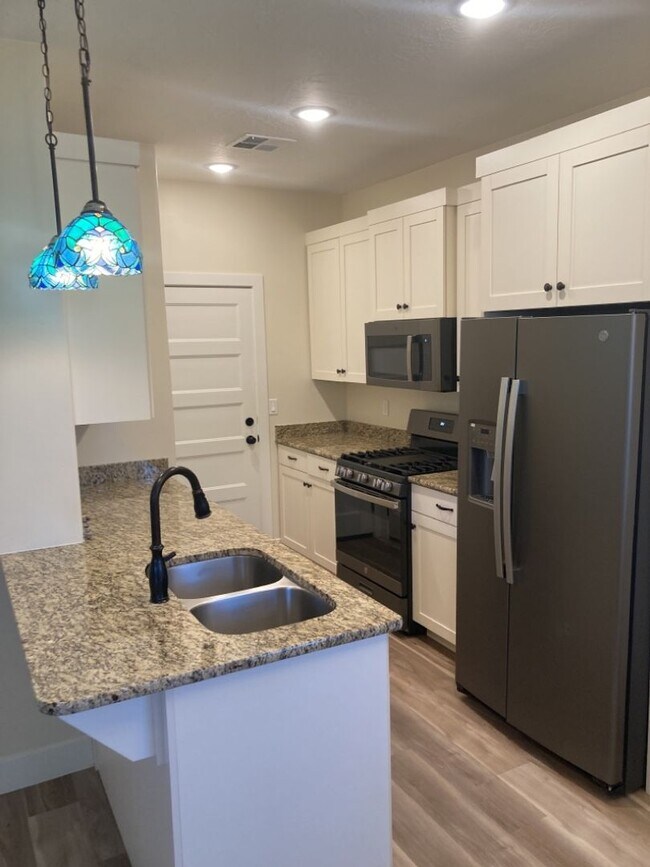 Building Photo - Move-In Discount! 2 Bedroom + Den/Office 2...