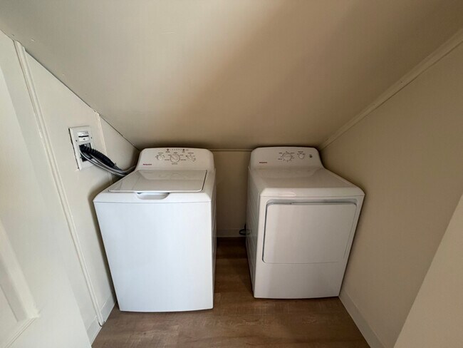 Foto del edificio - 190 Hoskins Rd