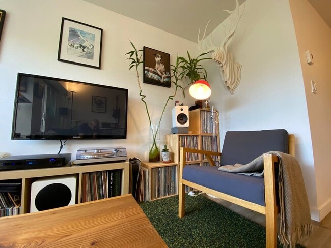 living room - 788 8th Av E