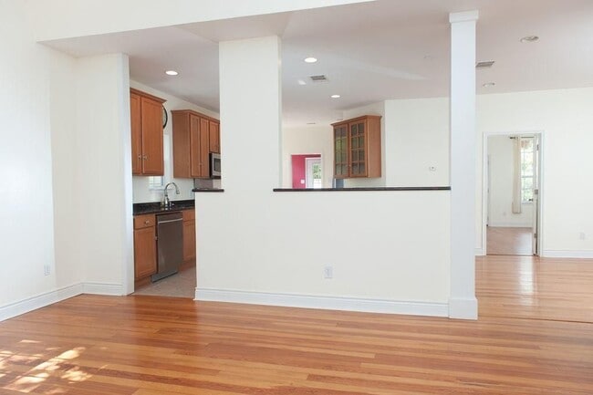 Building Photo - 707 W 35th St