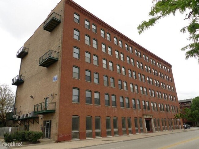 Building Photo - 1900 S Clark St