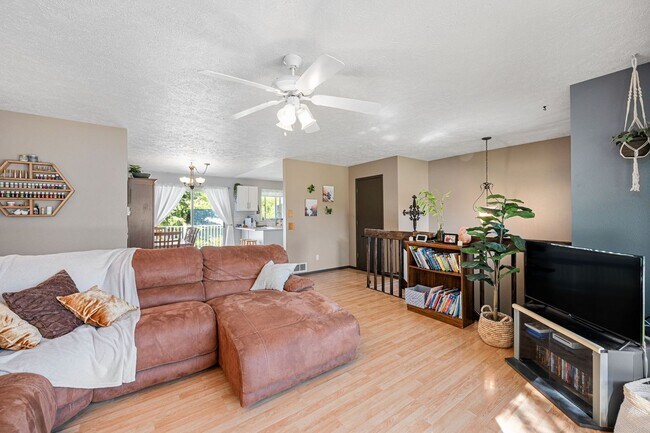Building Photo - Spacious and Updated East Valley Split Lev...