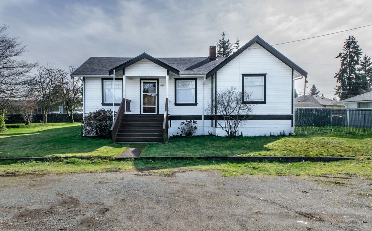 Foto principal - Lovely 3bd Home W/ Fully Fenced Backyard &...