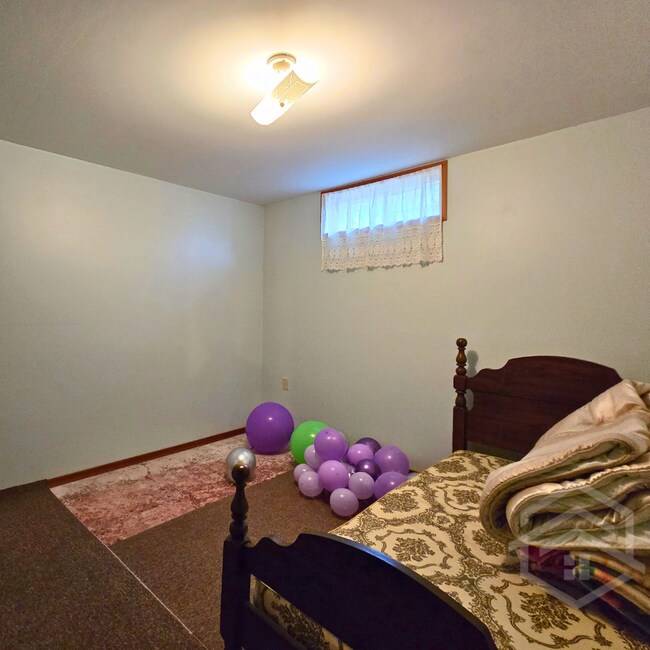 Building Photo - 2+1-Bedroom Duplex in Brant!!
