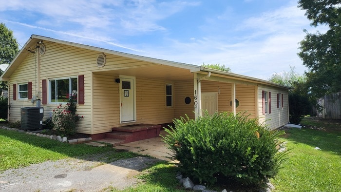 Primary Photo - Roomy, Renovated House for Lease