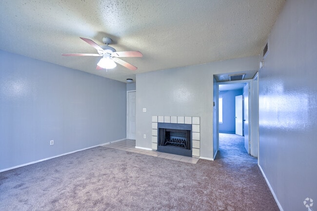 1BD, 1BA, 700SF - Living Room - Hunter Park