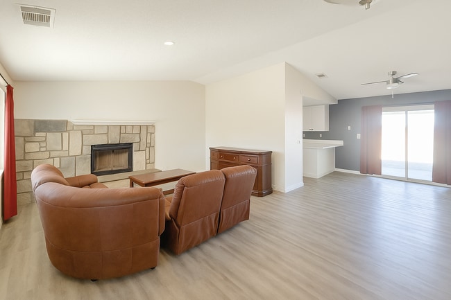 Foto del edificio - 16549 Mossdale Ave