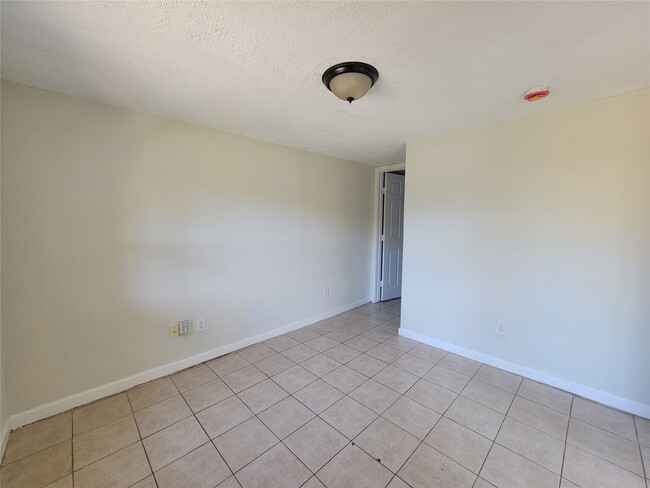 Building Photo - 733 Zoe St