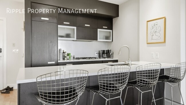 Building Photo - Fantastic 2 Beds+ Den, 2 Baths Apartment/C...