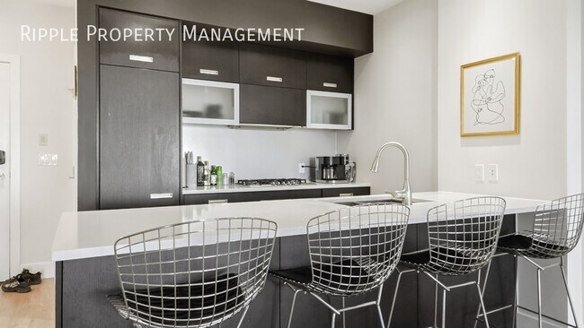 Photo du bâtiment - Fantastic 2 Beds+ Den, 2 Baths Apartment/C...