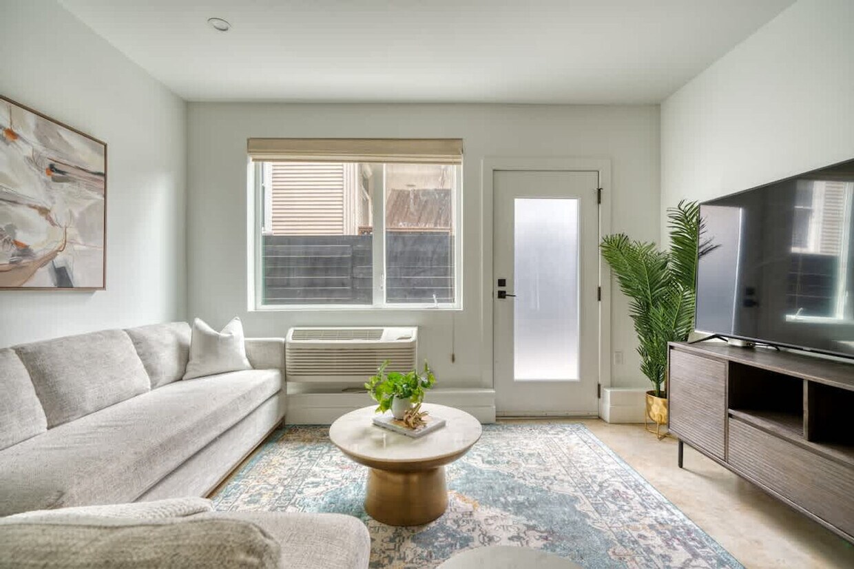 Foto principal - 4980 N Vancouver Ave