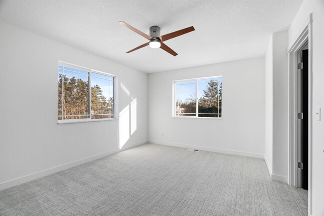 Foto del edificio - 425 W 8th St