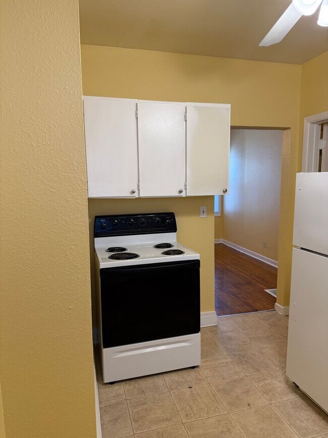 Foto del edificio - Charming 1-Bedroom Apartment in the Heart ...