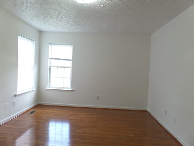 Building Photo - 2047 Horncastle Dr