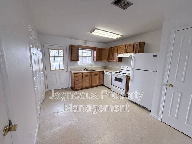 Foto del edificio - 201 Crystal Ln