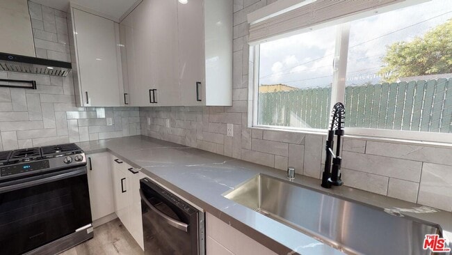 Building Photo - 2123 S Orange Dr