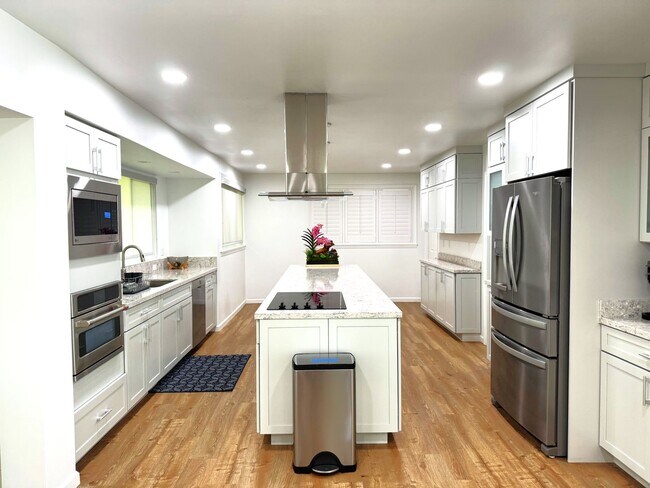 Building Photo - Dune Circle - Renovated three bedroom, two...