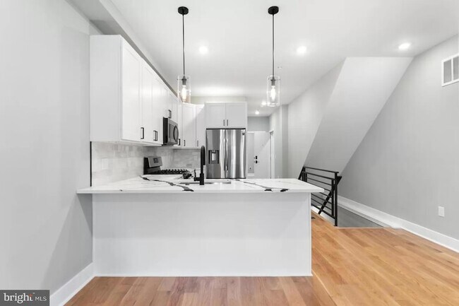 Building Photo - 3037 W Sedgley Avenue Unit 1
