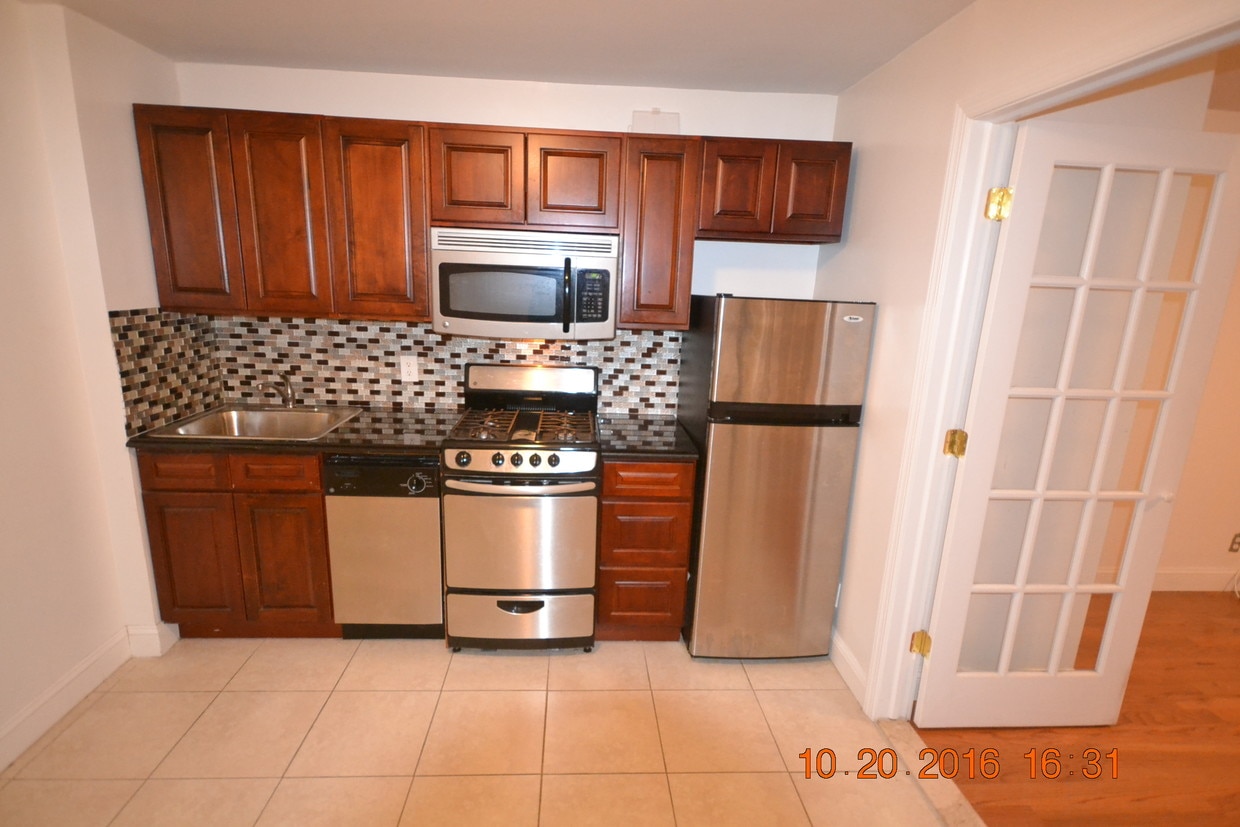 Primary Photo - 332 E 11th St