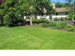 Foto del edificio - 98 Round Hill Rd