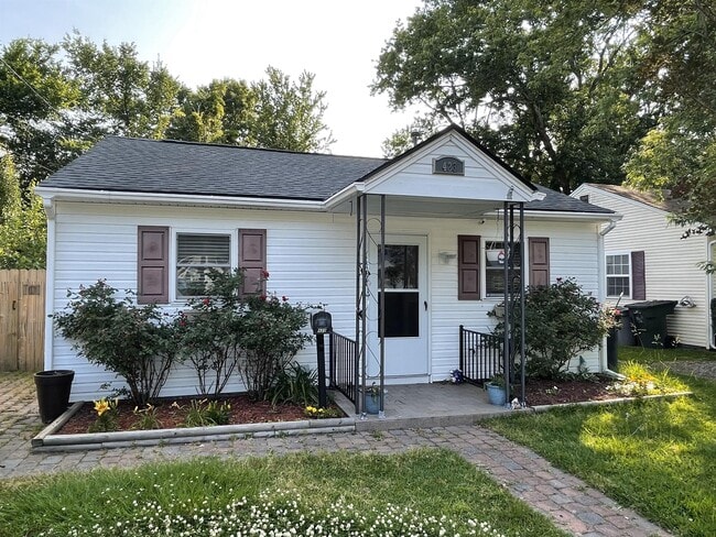 Building Photo - 423 Smiley Rd