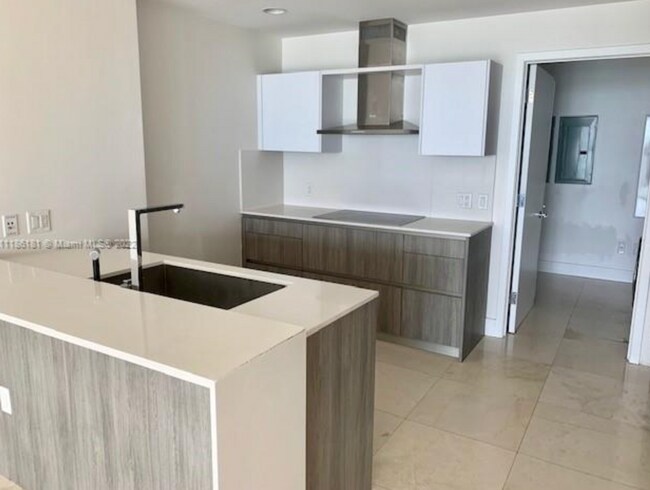 Foto del edificio - Stunning 2-Bed, 3-Bath + Den with Ocean Vi...