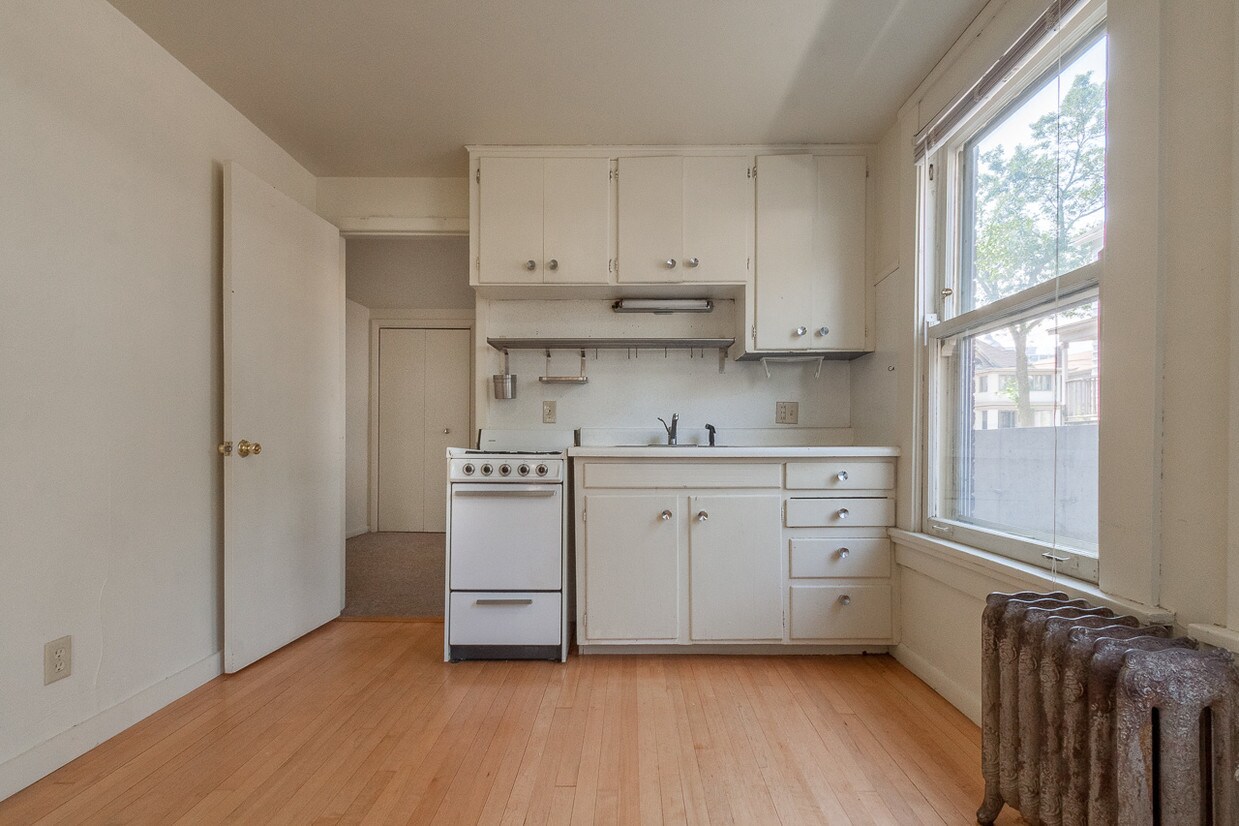 Primary Photo - 146 E Gorham St