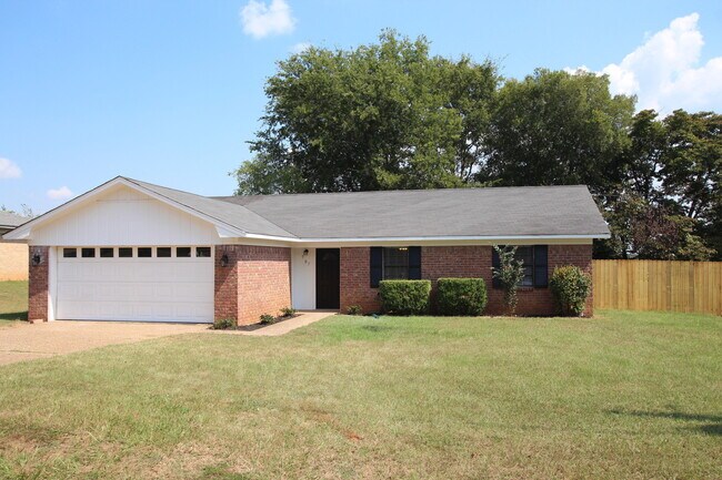 Foto del edificio - Coming Soon! 3 Bedroom 2 bathroom home in ...