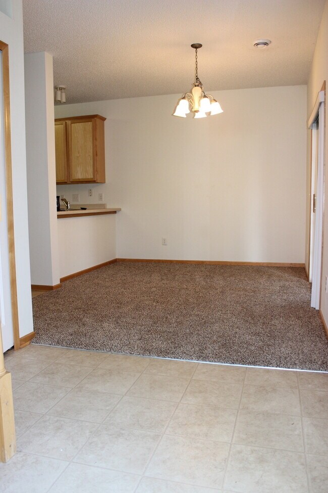Building Photo - End Unit Town Home, Screened In Porch, 3 B...