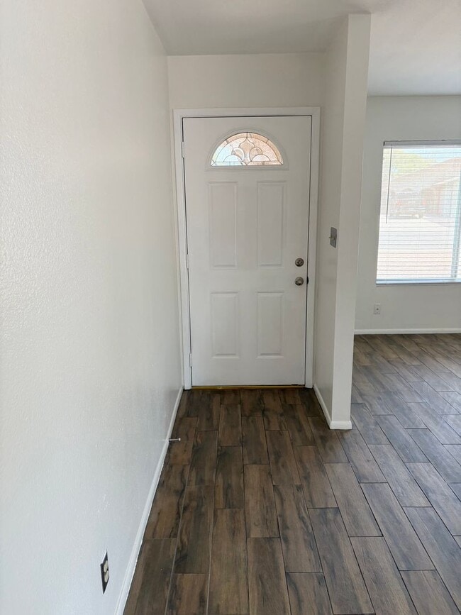 Building Photo - **Excellent 3br/2ba/2garage HOUSE (EXTENSI...