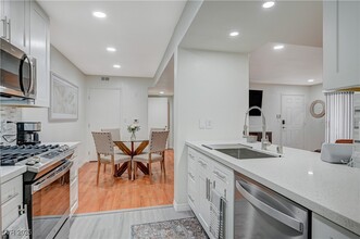 Building Photo - 950 Seven Hills Dr