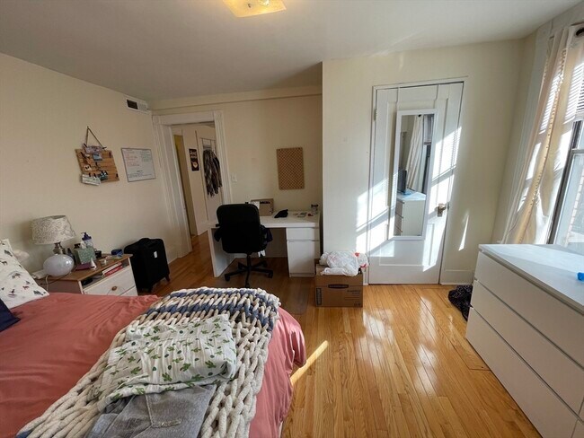 Building Photo - 1588 Beacon St