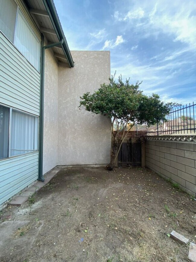 Building Photo - Completely Remodeled Colton Condo in Gated Community