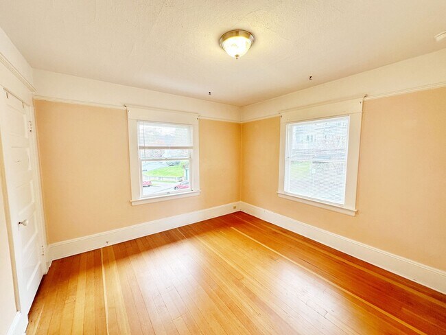 Building Photo - 1 Bedroom 1 Bath Top Floor Unit with HUGE ...