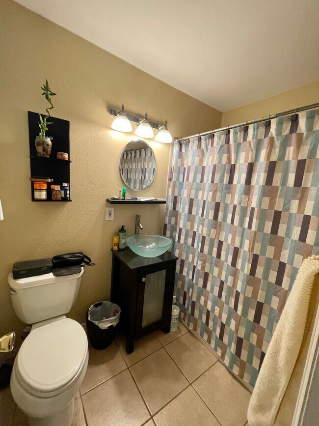 Foto del edificio - 6 Bed/3 Bath Home in Table Mesa
