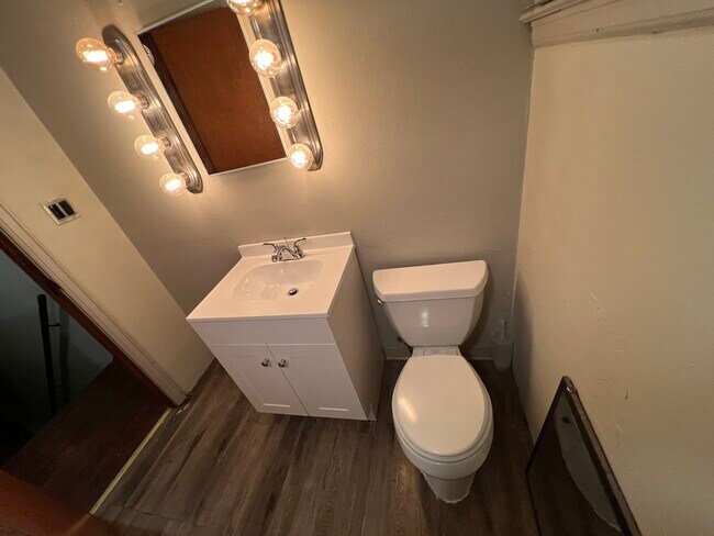 Foto del edificio - 512 Cayuga Rd