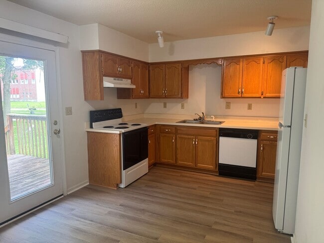 Building Photo - 508/510 N. Cherry St. Cameron, MO 64429