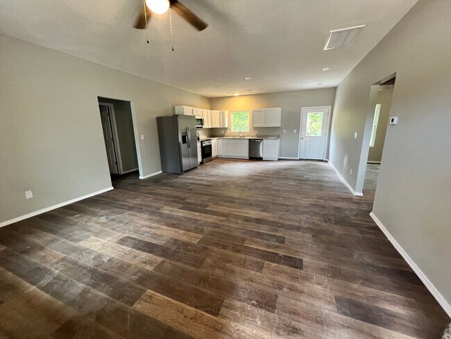 Foto del edificio - 3 bedroom 1 bath 2 car garage