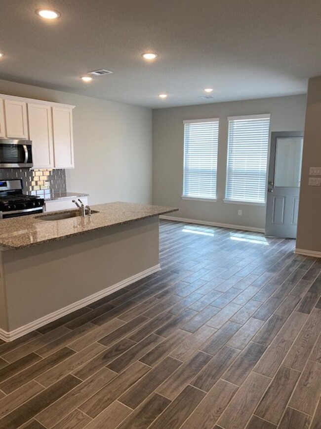 Foto del edificio - Quiet Cul De Sac! Tray Ceiling in Family &...