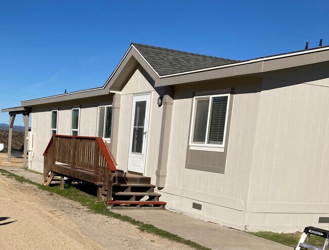 Building Photo - Beautiful 3 Bedroom 2 Bath Single Family H...