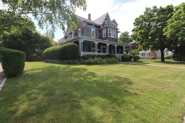 Building Photo - 883 Montauk Ave