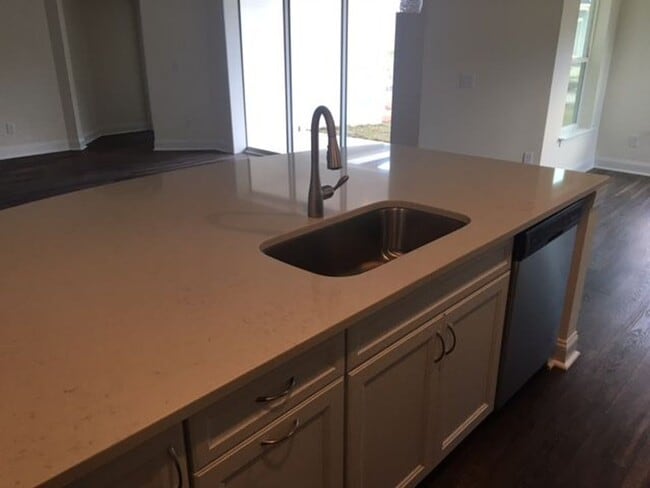 Foto del edificio - Great Location, corner lot and fenced back...