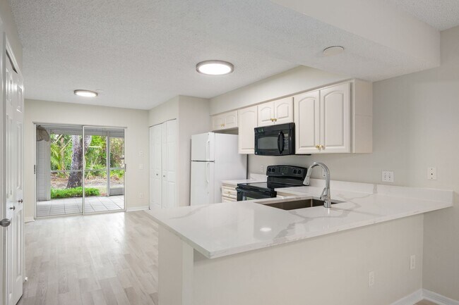 Building Photo - 2 bed + den 2 bath condo, just 2.5 miles from the beach!